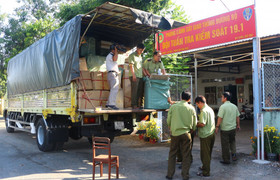 Bắt hai xe tải chở lượng lớn mỹ phẩm, thực phẩm chức năng không hóa đơn chứng từ