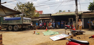 Ngã trong lúc vượt xe tải, nam thanh niên bị cán chết