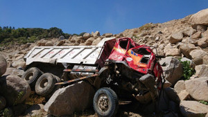 Sạt lở núi đá, xe ben rơi xuống vực, tài xế tử nạn trong ca bin