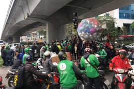 Clip: Khoảnh khắc ngoan cố của những kẻ thủ dao, dàn cảnh cướp đồ trên phố Thủ đô