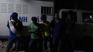 Bắt quả tang 19 người đánh bài ăn tiền trong nhà dân ở Tiền Giang