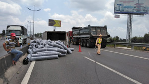 Xe tải lật trên cao tốc TP.HCM – Trung Lương, giao thông ùn ứ