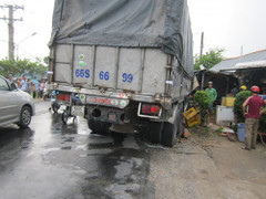 Đang ngồi bán thịt chó, nữ tiểu thương bị xe tải tông chết