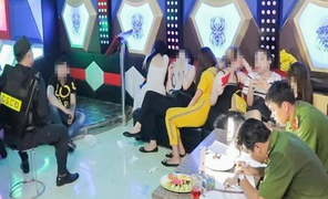 Hàng chục dân chơi dương tính với ma túy trong quán karaoke ở Vĩnh Long