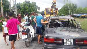 Ô tô cháy trơ khung khi vừa từ phà lên đảo Phú Quốc