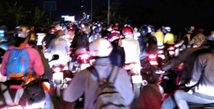 Dân miền Tây nối đuôi nhau, nhích từng mét qua cầu Rạch Miễu sau kỳ nghỉ lễ