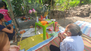 Dân Kiên Giang ùn ùn kéo đến cúng bái bông hoa lạ mọc ở bờ rào