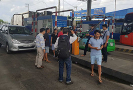 Tài xế chỉ trả 2.000 đồng/lượt, trạm thu phí ở Cần Thơ nhiều lần xả trạm