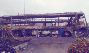 Giám định mẫu dầu trong xe khách cháy trơ khung ở Sóc Trăng