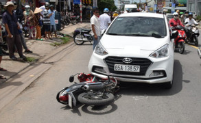 Nghi phạm buôn ma tuý lái ô tô tông, kéo lê xe máy của trinh sát