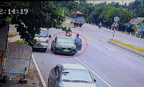 Hai người ngoại quốc giả vờ đổi tiền rồi cướp của chủ xe tải