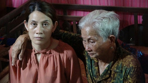 Mẹ già mừng rơi nước mắt đón con gái trở về sau 22 năm lưu lạc xứ người