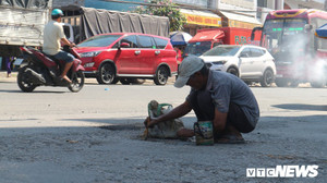 Ông lão vá đường được Chủ tịch UBND tỉnh An Giang tặng bằng khen