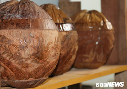 Ảnh: Những tác phẩm độc đáo trên vỏ bình trà làm bằng trái dừa khô