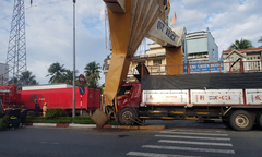 Xe tải tông gãy cổng chào TP Mỹ Tho