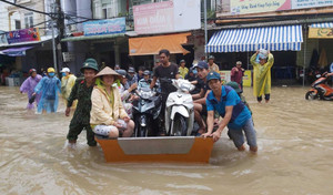 Ảnh: Mưa ngập ở Phú Quốc, bộ đội dùng thuyền ứng cứu dân