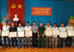 Trao bằng khen cho 9 ngư dân Việt Nam cứu 22 người Philippines gặp nạn trên biển