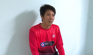 Hai gã trai cướp giật điện thoại của cháu bé 6 tuổi