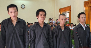 4 bị cáo đục tường trại giam bằng chiếc ốc vít