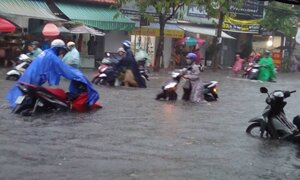 Ảnh: Đường phố Cần Thơ biến thành sông sau mưa lớn, dân bì bõm dắt xe về nhà