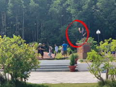 Chụp ảnh du khách đứng trên cột mốc tọa độ quốc gia, hướng dẫn viên bị kỷ luật