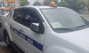 Tạm giữ ô tô mang logo 'An ninh Miền Bắc' gắn đèn ưu tiên lùi ngược chiều tại Cần Thơ