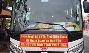 Tháo dòng chữ 'Đoàn người có uy tín tỉnh Kiên Giang' trên xe của đoàn tham quan và học tập kinh nghiệm