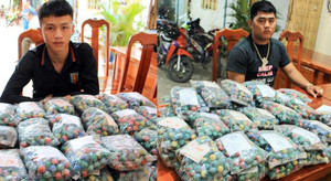 Bị công an truy đuổi, kẻ chở pháo lậu lao xe vào nhà dân lẩn trốn