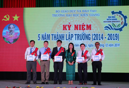 7 cán bộ ĐH Kiên Giang nhận Huân chương Hữu nghị Campuchia