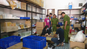 Phát hiện hàng nghìn chai mỹ phẩm không rõ nguồn gốc ở An Giang