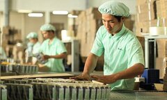 Lợi nhuận nghìn tỷ USD và hàng triệu lao động vật lộn trong đói nghèo
