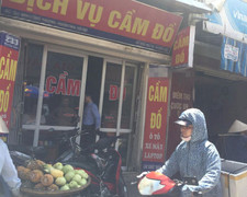 Dân độ cầm 500 chiếc smartphone, tiệm cầm đồ 'cháy két'