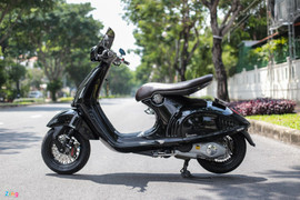 Vespa 946 màu đen, lên nhiều phụ kiện ở Sài Gòn