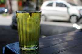 Nắng nóng đỉnh điểm: Đá viên cháy hàng, giành nhau như ‘đánh trận’