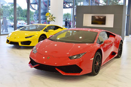 Lamborghini và Bentley mang siêu xe, xe sang trưng bày tại TP.HCM