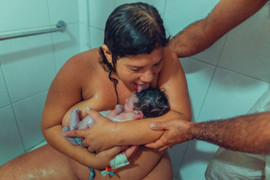 Bà mẹ liếm con ngay sau sinh gây tranh cãi