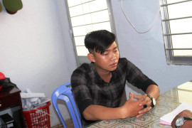 Nam thanh niên đi đường mang theo còng và thẻ công an nghi giả ở Tiền Giang