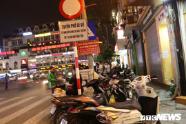 Ngang nhiên chiếm vỉa hè phố cổ làm bãi giữ xe, thu giá vé 'trên trời' vào dịp cuối tuần