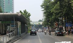 Ảnh: Xe biển xanh cũng lấn làn xe buýt nhanh BRT giữa phố Thủ đô