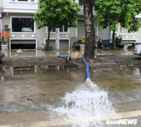 Thiên đường Bảo Sơn ngập sâu trong biển nước, dân dùng máy nổ hút nước cứu biệt thự đắt tiền