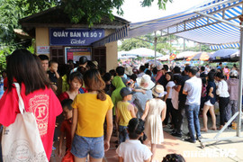 Đón Tết Độc lập, người dân Thủ đô chen chúc tại các điểm vui chơi