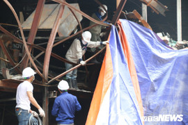 Công ty Rạng Đông: Căng bạt che chắn, phủ kín hiện trường sau cháy