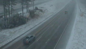 Kỳ lạ tuyết rơi giữa mùa hè ở California