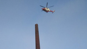 Người đàn ông chết với tư thế treo ngược trên ống khói cao 90 m ở Anh