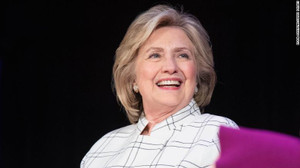 Gặp sự cố, máy bay chở bà Hillary Clinton hạ cánh khẩn cấp