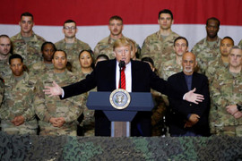 Ông Trump bất ngờ thăm Afghanistan, phục vụ món gà tây cho lính Mỹ ngày Lễ Tạ ơn