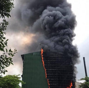 Cháy lớn tại nhà máy luyện thiếc ở Nghệ An, khói đen cao hàng chục mét phủ kín trời