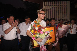 Người Nghệ An đón quán quân Olympia 2019 Trần Thế Trung trở về