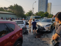 Xe Lexus đâm liên hoàn 2 ô tô và 2 xe máy đang dừng đèn đỏ
