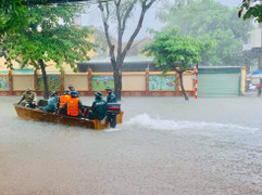 TP Vinh ngập sâu nhất trong 40 năm, xuồng cứu hộ chạy băng băng trên phố